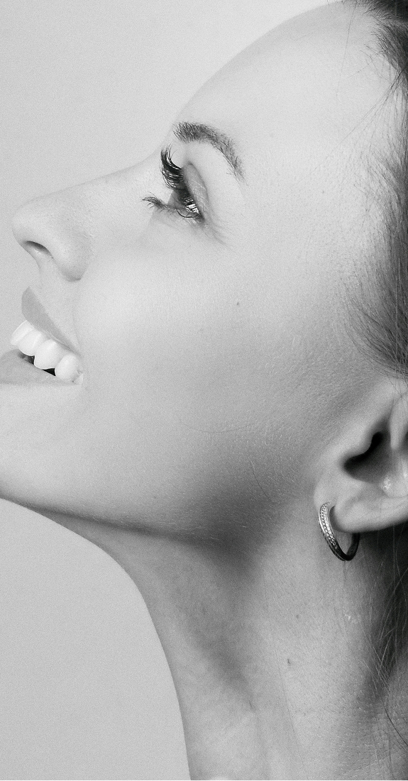 Una mujer mostrando piel y sonriendo