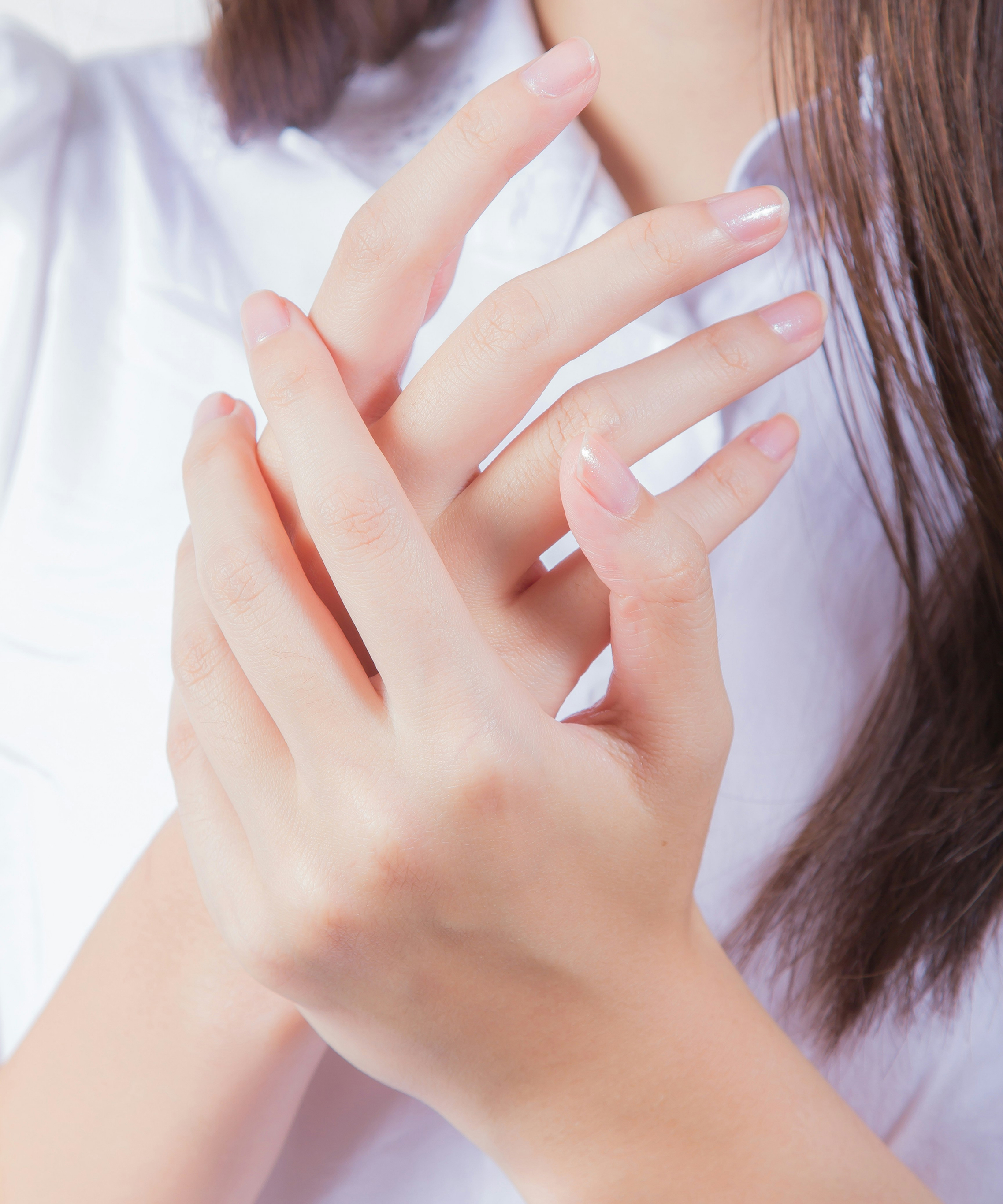 Manos de mujer entrelazadas