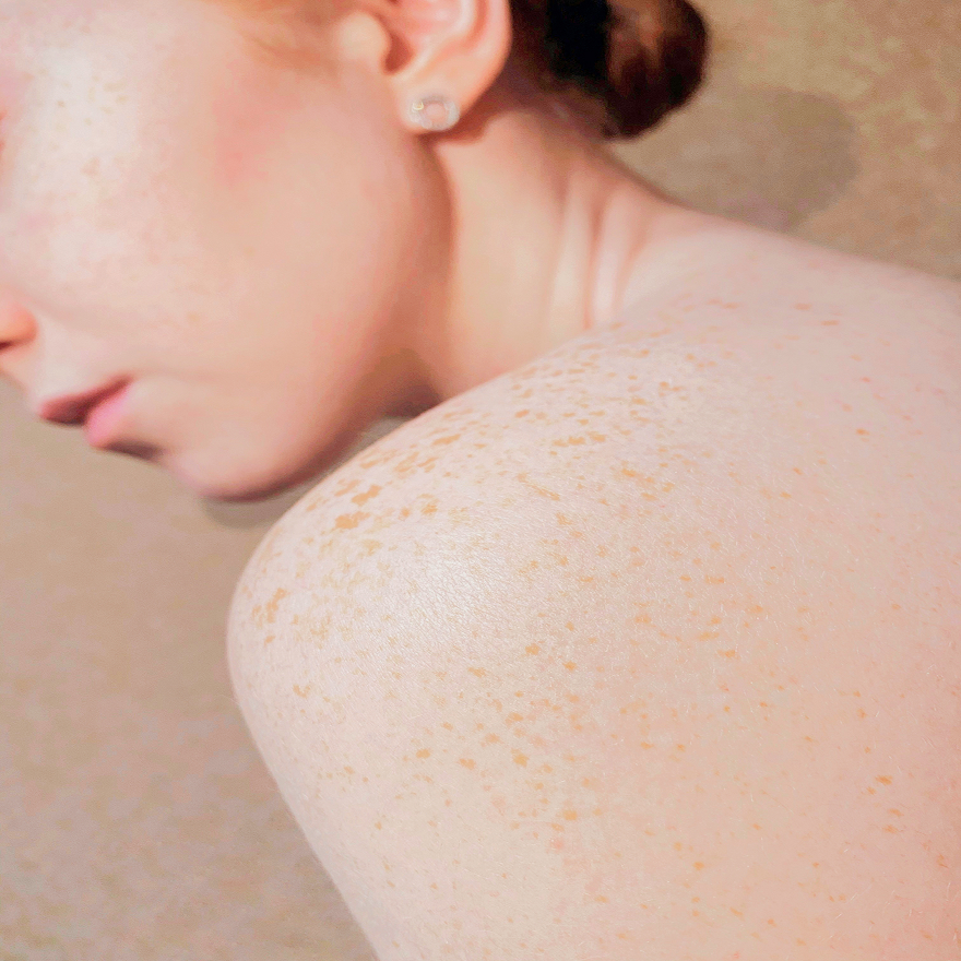 Una persona mostrando piel cuidada en su hombro